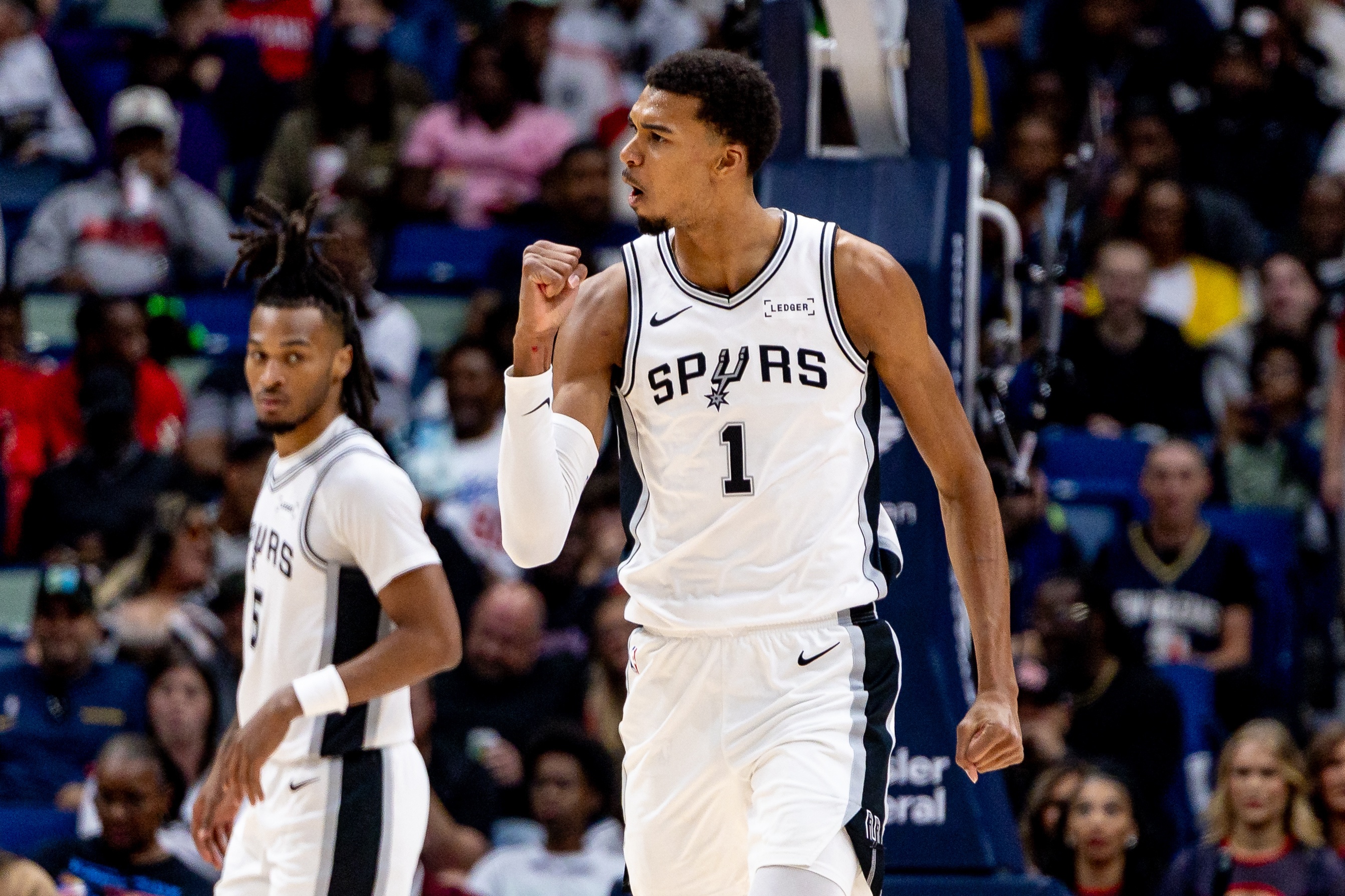 云开体育官网-马刺今日迎战雄鹿 马刺首发：文班&amp;福克斯&amp;卡斯尔&amp;巴恩斯&amp;尚帕尼